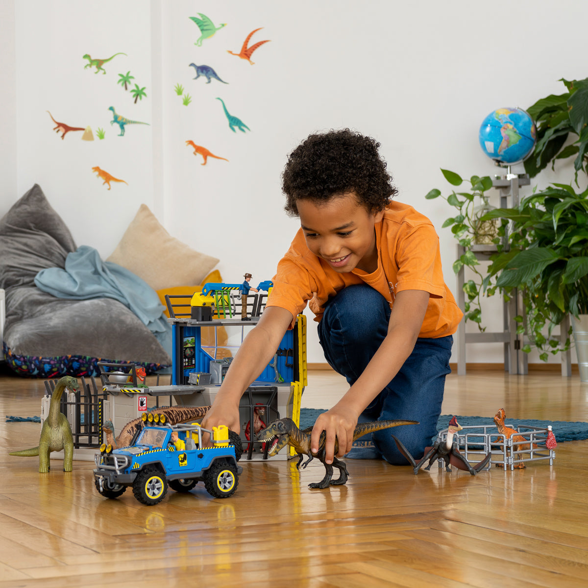 Terénní vůz s venkovním výběhem pro dinosaura